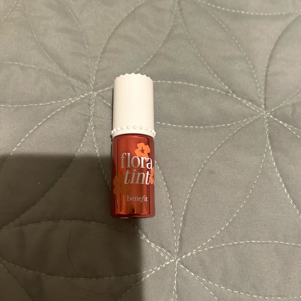 benefit lip and cheek stain in shade play tint brand new never used!!